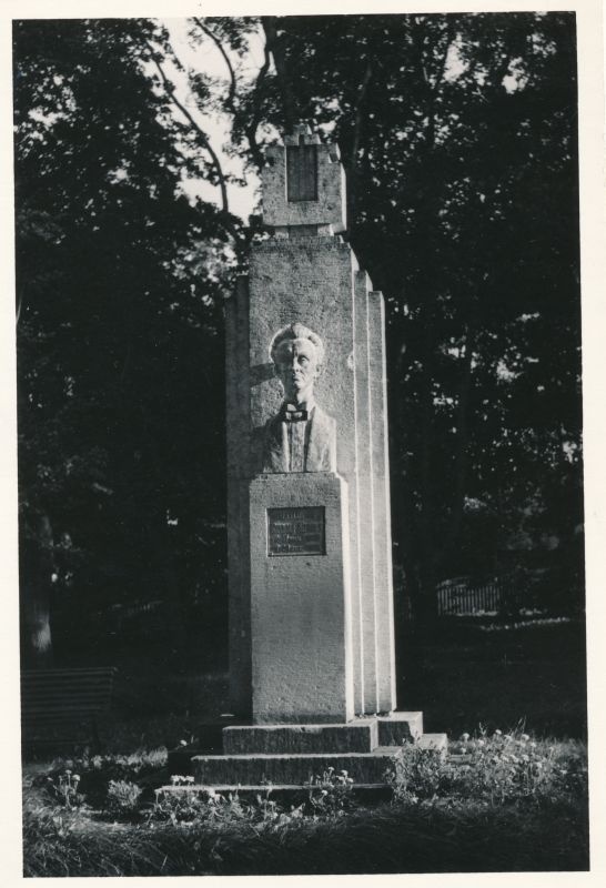 Foto. Rudolf Tobiase mälestusammas. Foto: I. Möldri, 1974. Mustvalge.