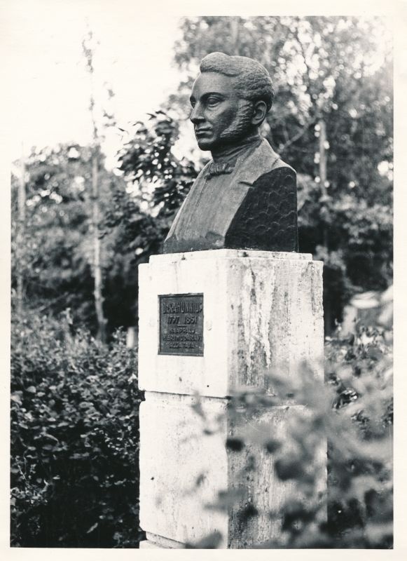 Foto. Mälestussammas dr. C.A. Hunniusele, foto: I. Möldri, 1974