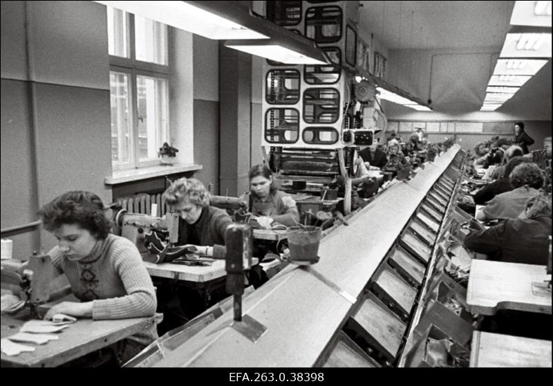 Uus sandaletipealsete poolautomaatkonveier Tartu Naha- ja Jalatsikombinaadis.