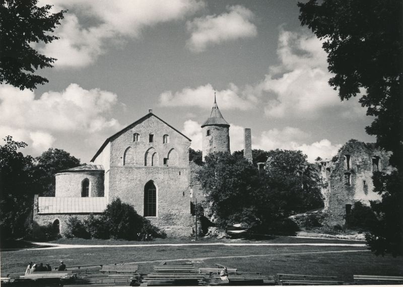 Foto. Vaade Haapsalu väikesele linnusele. Foto: I. Möldri, 1974. Mustvalge.