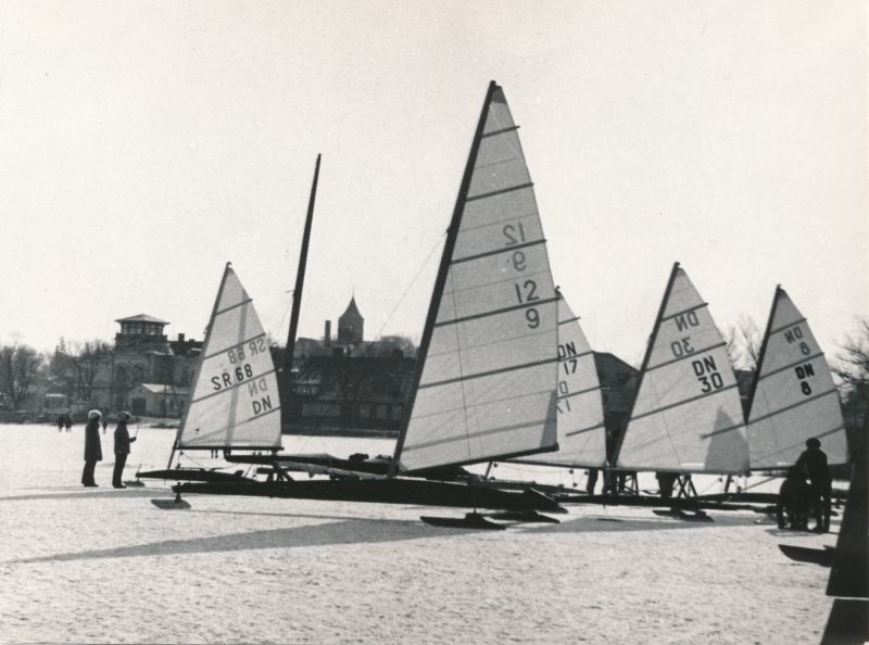 Foto. Jääpurjekad ootavad Haapsalu Tagalahel tuult. Foto: V. Prümmel, 1970. Mustvalge.