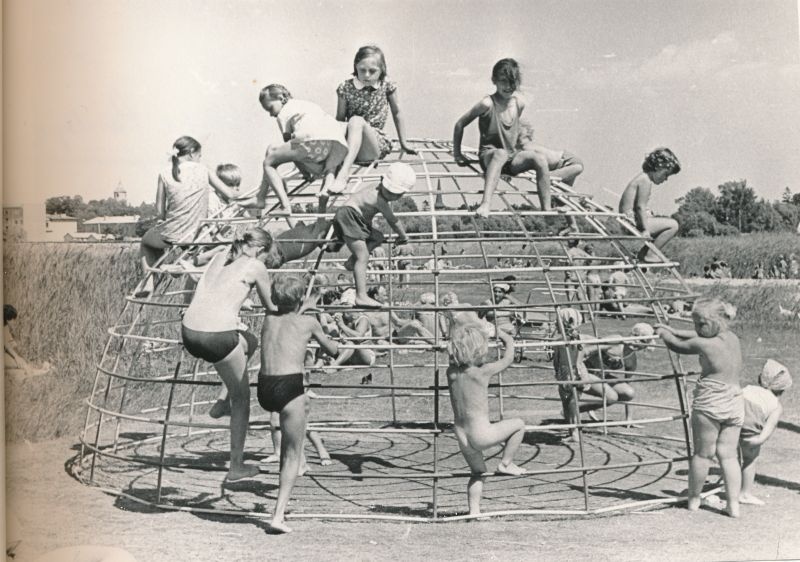 Foto. Laste supelrand Paralepas. Foto: V. Prümmel, 1972. Mustvalge.