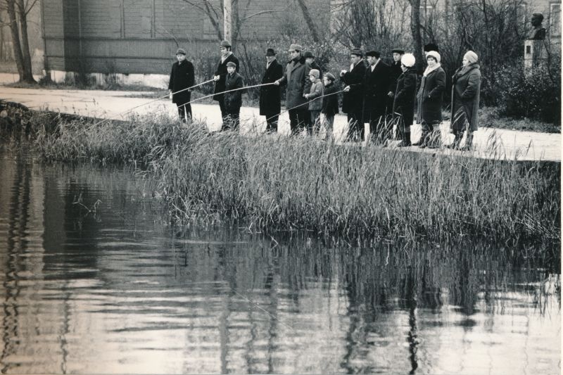 Foto. Õngitsejad Tagalahe kaldal. Foto: I. Möldri, 1974. Mustvalge.