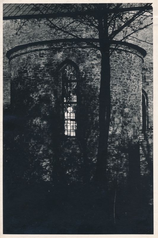 Foto. Haapsalu Valge Daam ristimiskabeli aknal. Foto: I. Möldri, 1972. Mustvalge.