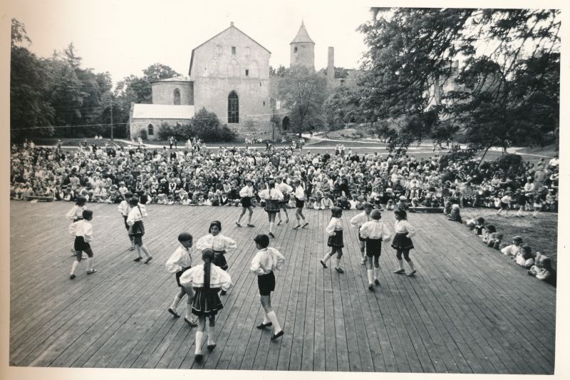 Foto. Lastepidu lossiõues. Foto: I. Möldri, 1974. Mustvalge.