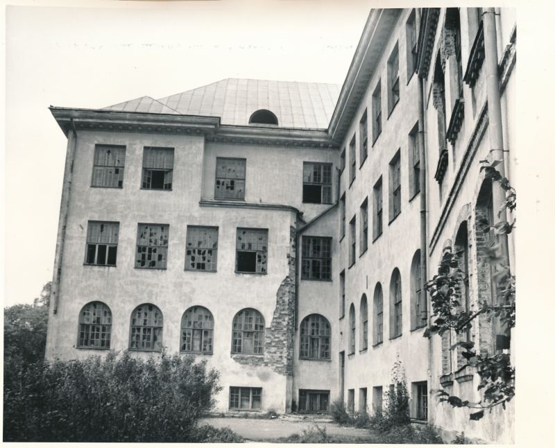 Foto. Ühisgümnaasiumi uus hoone hoovi poolt enne remonti.