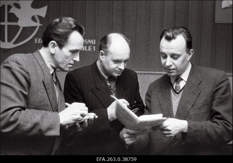 Konkreetse ökonoomika propagandistide juhendaja H. Metsa (paremal) propagandistide A. Vassiljevi ja O. Ritsoniga vestlemas.