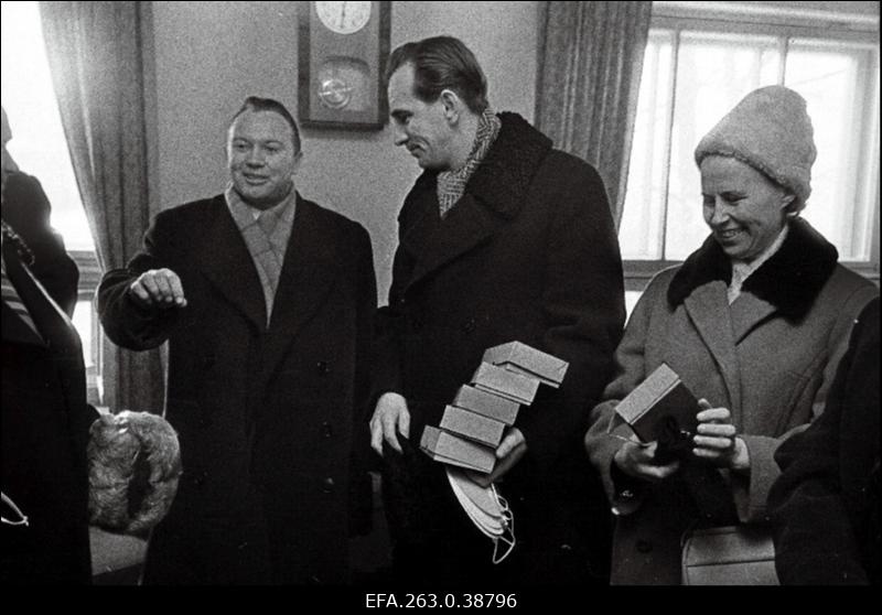 Kaunase Linna TSN Täitevkomitee esimees J. Serys, Tartu täitevkomitee esimees H. Sisask ja Tartu parteikomitee sekretär A. Jürimäe kammivabrikus.