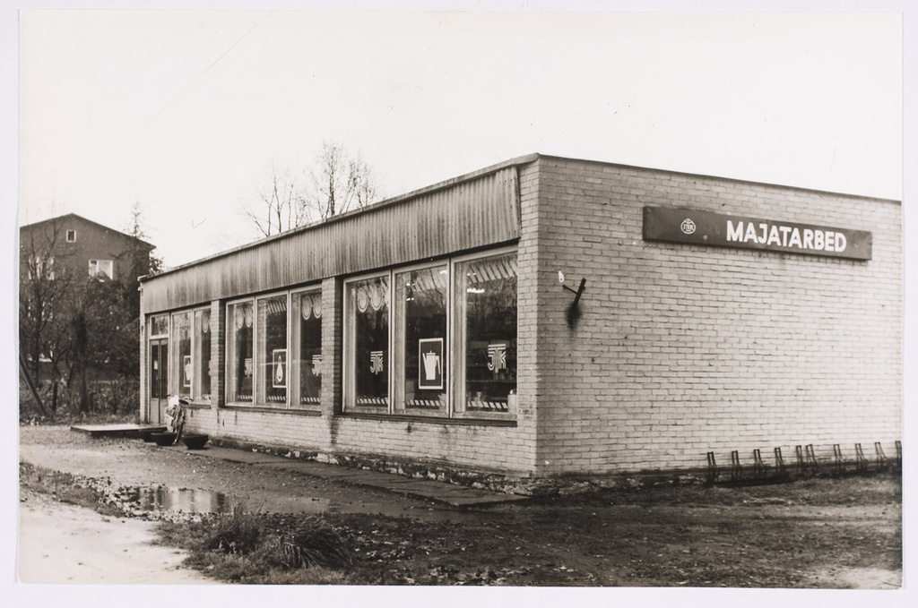 Jõgeva majatarvete kauplus Piiti tänav 7. Ehitatud 1970. aastatel. Vaade Kingissepa tänava poolt.