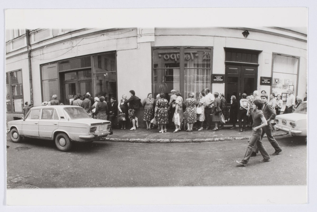 Järjekord kaupluse "Taliko" ukse taga augustis 1982.