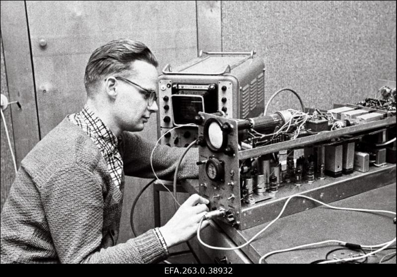 L. Humal omakonstrueeritud seadeldisega Tartu Riikliku Ülikooli biofüüsika laboratooriumis.