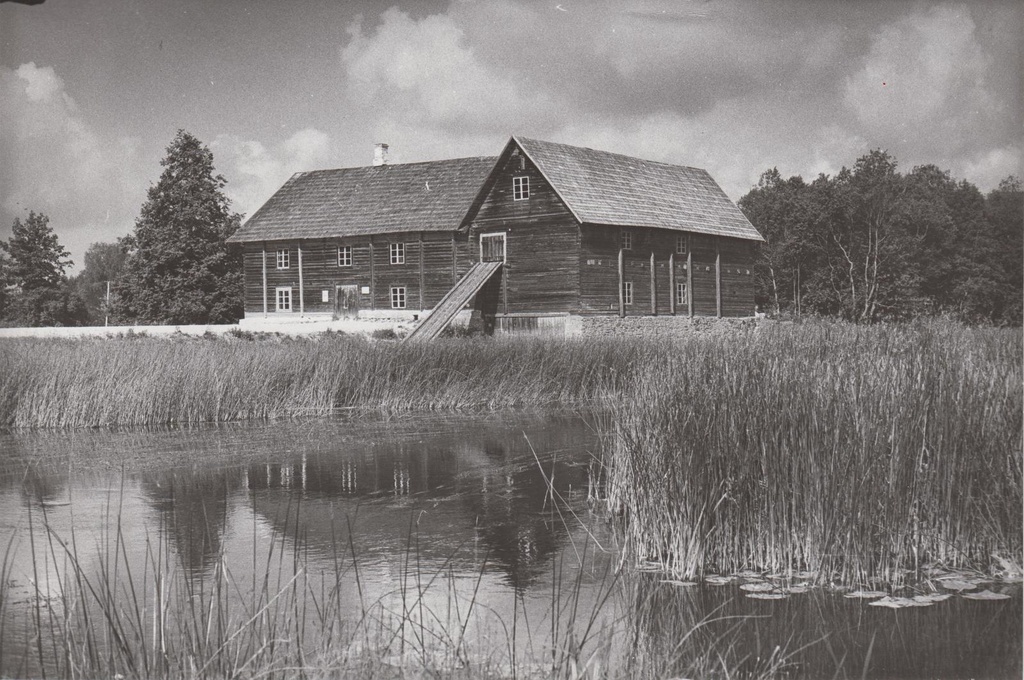 C. R. Jakobsoni Talumuuseumi veski. Vaade Pärnu jõe paremalt kaldalt.