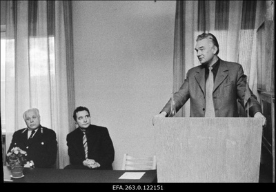 EKP Keskkomitee sekretär Artur-Bernhard Upsi kõneleb kohtumisel Tartu Metsamajandi töötajatega.  similar photo
