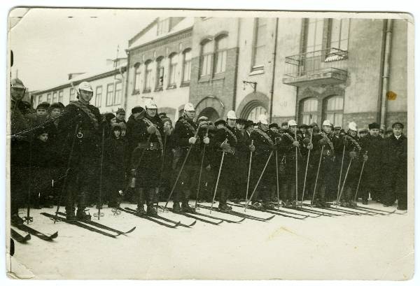 Tartu vabatahtlik tuletõrjeühing: pritsimehed suuskadel pritsimaja ees. Tartu, 1933-1934.