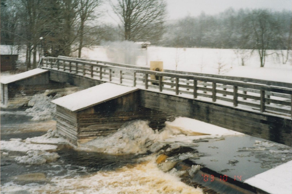 Jäälõhkamine Kurgja veskisillal 2004. a. jaanuaris.