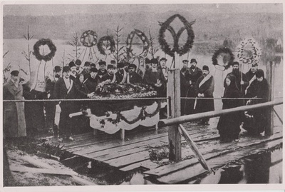 C. R. Jakobsoni matused. Puusärk parvel.  duplicate photo