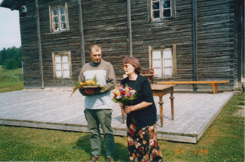 C. R. Jakobsoni preemia andmine Jaanus Põldmaale, teda õnnitleb Pärnu Postimehe ajakirjanik Silvia Kanešina.