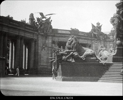 [Hofburgi loss], Habsburgide residents.  duplicate photo