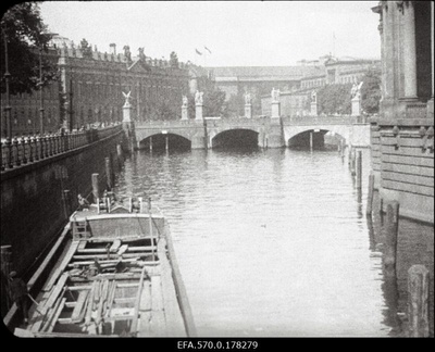 Viini kesklinna läbiv Doonau kanal.  duplicate photo