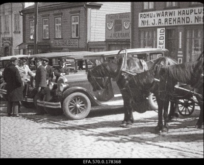 Hoburakendid ja autod Tartu südalinnas.  similar photo