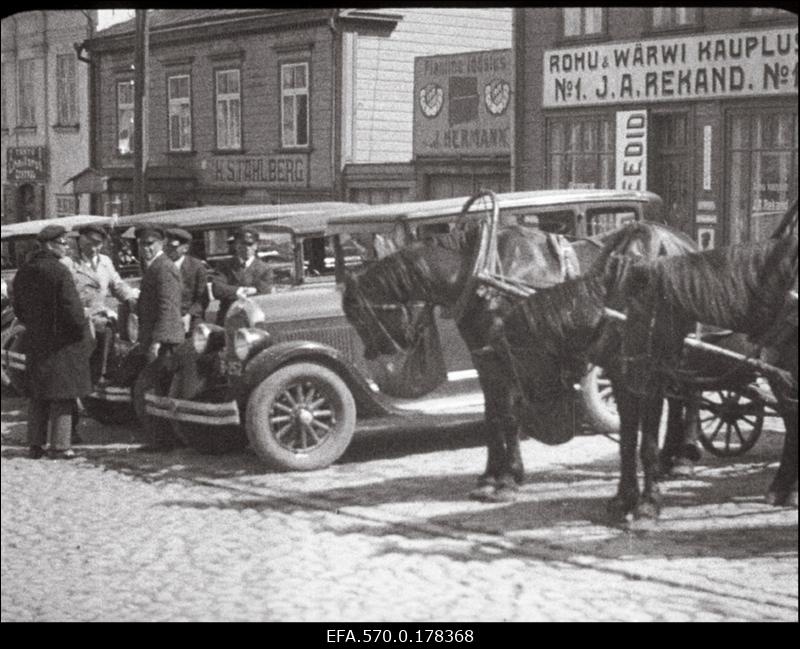 Hoburakendid ja autod Tartu südalinnas.