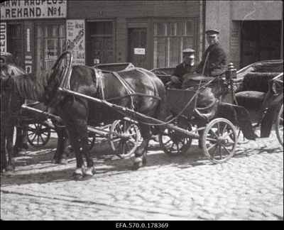Hoburakendid Tartu südalinnas.  similar photo