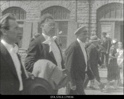 X üldlaulupeo rongkäigus vasakult 1. Tuudur Vettik, 2. Raimund Kull.  similar photo