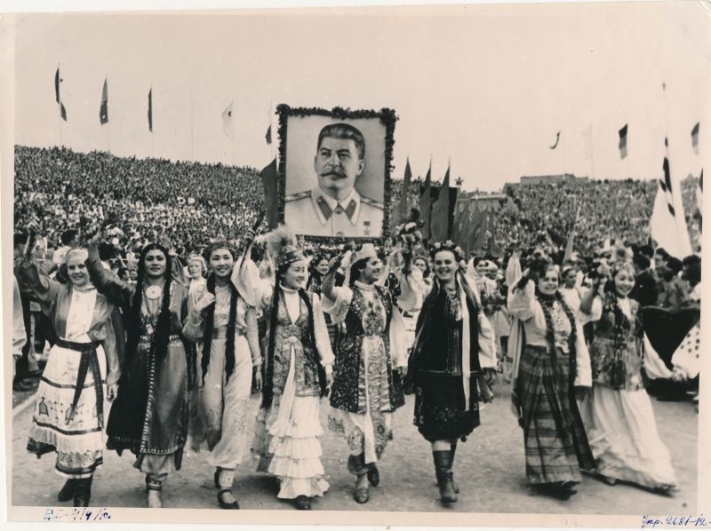 Foto. III ülemaailmne noorsoo- ja üliõpilasfestival Berliinis, osalejate rongkäigus NSVL delegatsioon 06.08.1951