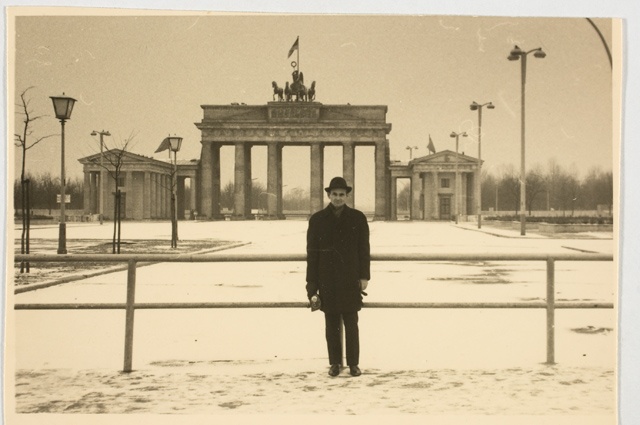 Alfred Otstavel Berliinis Brandenburgi väravate juures