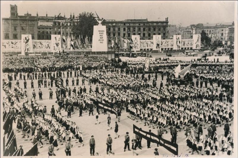 Foto. III ülemaailmne noorsoo- ja üliõpilasfestival Berliinis, rongkäigus Saksa noored 05.08.1951