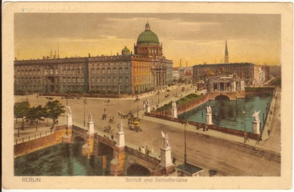 Postkaart. Saksamaa. Berliin.
Üldvaade lossile, skulptuuridega kaunistatud lossisillale (Schloßbrücke) Spree jõel ja liiklusele sillal (hobukaarikud, autobuss)