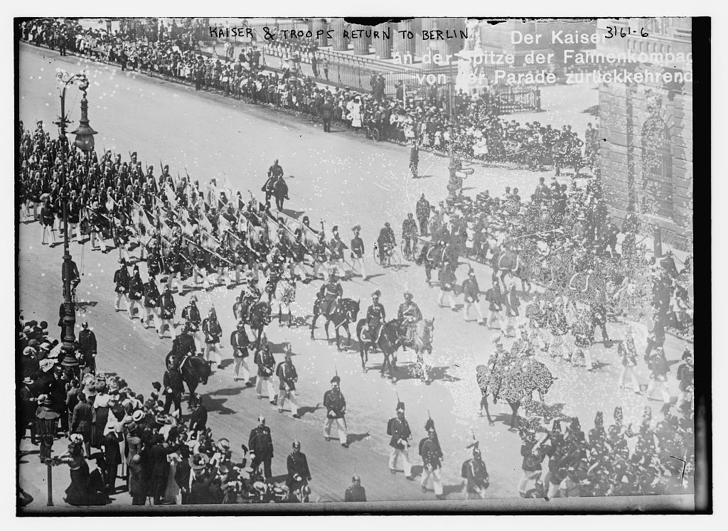 Kaiser and troops return to Berlin (Loc)