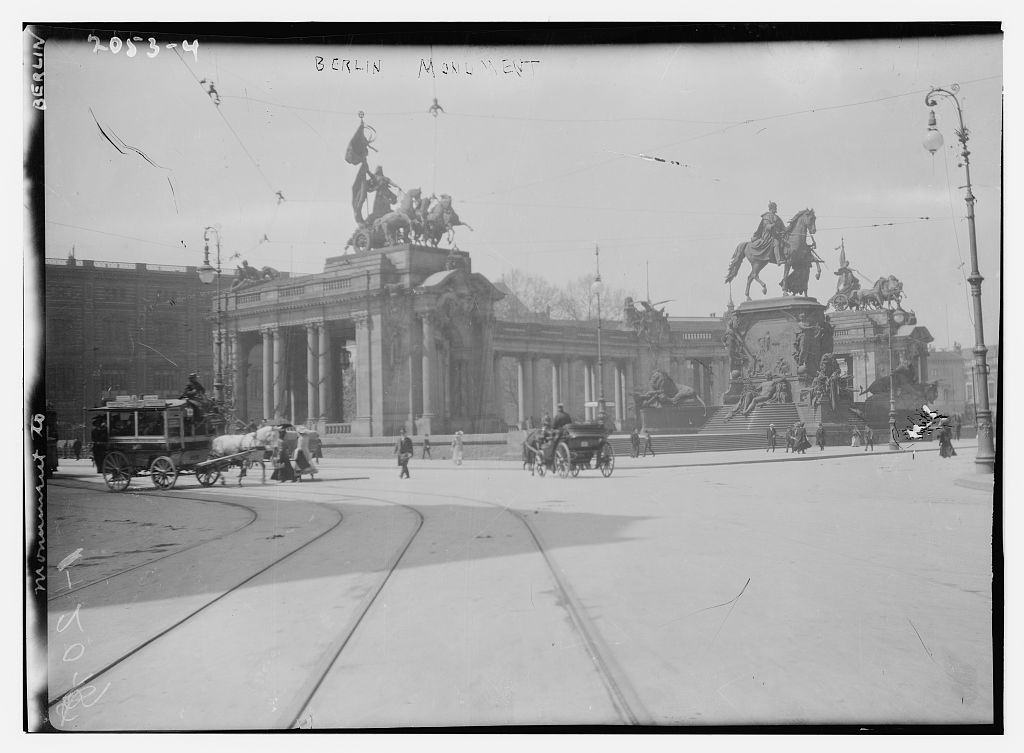 [brandenburg Gate. Berlin] (Loc)