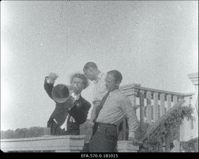 Dirigent [Juhan Simm] ruuporiga dirigeerimispuldis [X] üldlaulupeo ajal.  duplicate photo