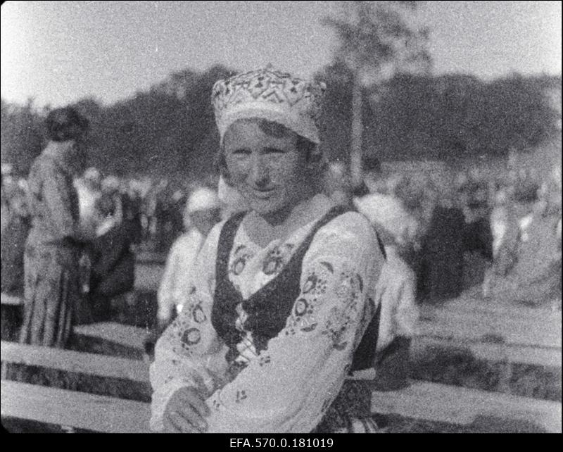 Rahvariietes naine [X] üldlaulupeol.
