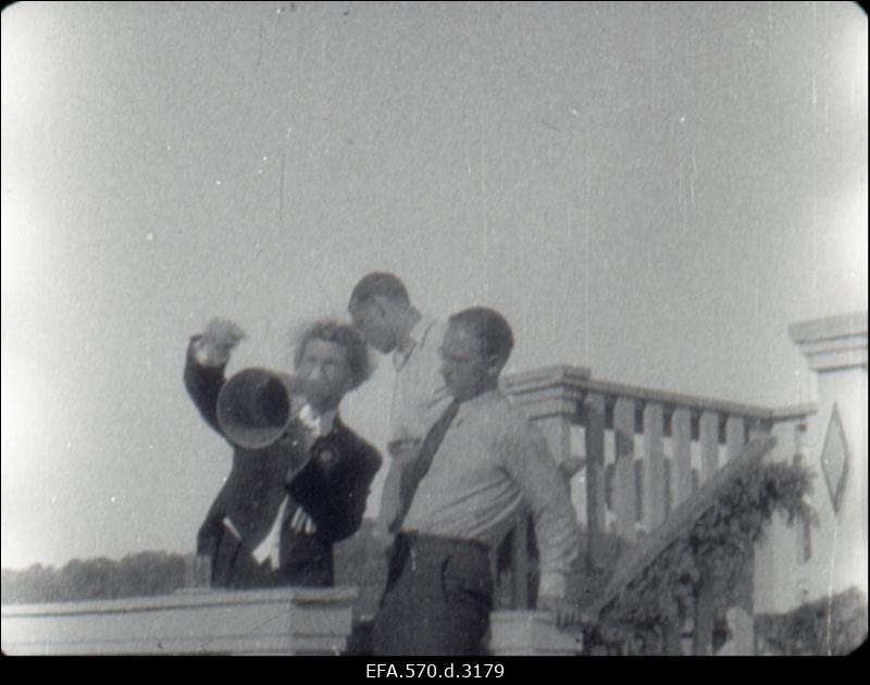 Dirigent ühendkoore juhatamas.