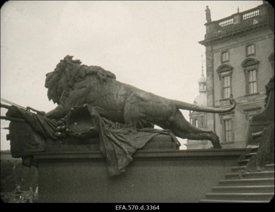Skulptuurid kunigalossi juures.  duplicate photo