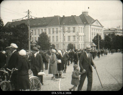 Hoburaudtee (nn. konka) asutamise 40.  aastpäeva tähistamine. Pealtvaatajad Pärnu maanteel.  similar photo
