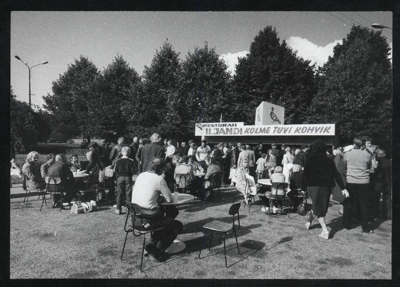 foto, Viljandi, Keskväljak, Lossi tn- Tartu tn nurk, Kolme tuvi kohvik, välikohvik, Viljandi 700, inimesed, laadapäev, august 1983, foto E. Veliste