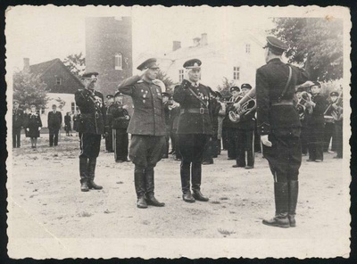 foto, Viljandi, Linnaväljak, Viljandi Tuletõrje Ühing, aastapäeva tähistamine, raporteerimine, veetorn, u 1948  duplicate photo