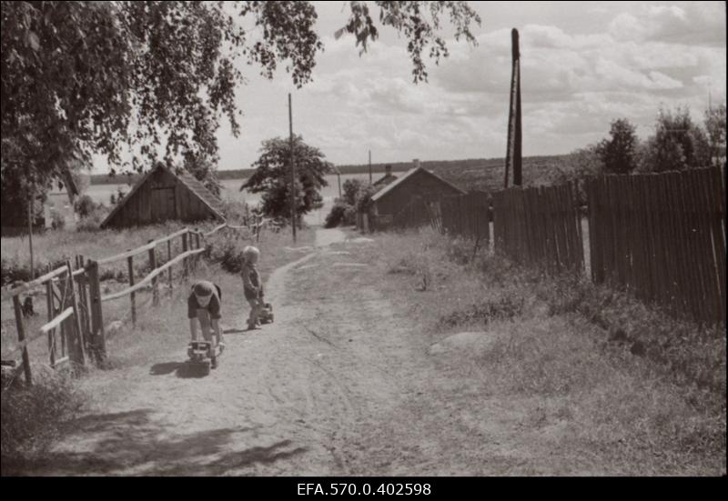 Vaade (Kajaka) tänavale Käsmu külas, paremal Tapu talu, vasakul Meistri talu.