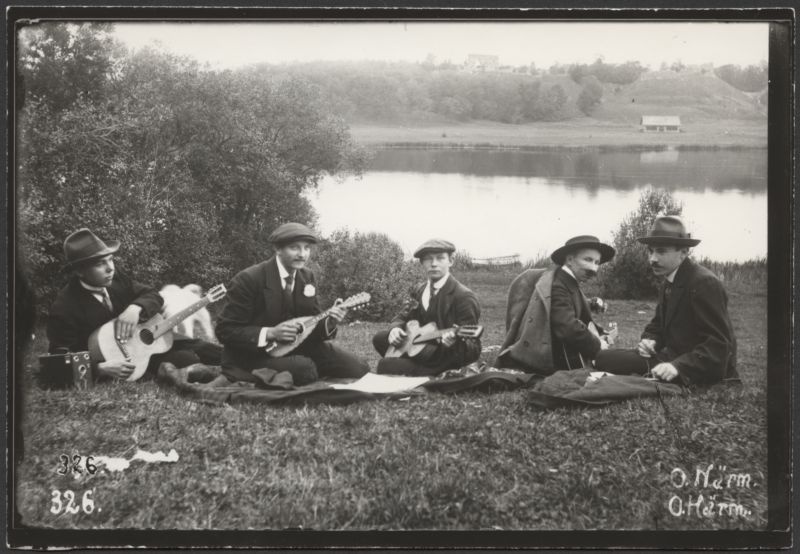 fotopostkaart, Viljandi, järve vastaskallas, pillimehed (paremalt esimene O. Härm), järv, lossimäed, u 1920