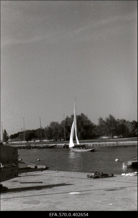 Purjekas Pirita jõe suudmes.