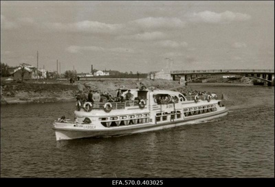 Jõelaev reisijatega Emajõel.  similar photo