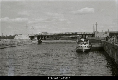 Jõelaev reisijatega Emajõel.  similar photo