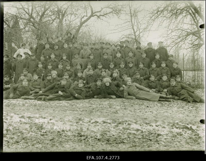 Vabadussõda. 5.Jalaväepolgu 11.rood [Papuševos]. III rea keskel istub 3.pataljoni ülem alamkapten Rudolf Kivilo, tema vasakul käel rooduülem leitnant Anton Jairus, [paremal käel roodu nooremohvitser alamleitnant Rudolf Vienberg?].