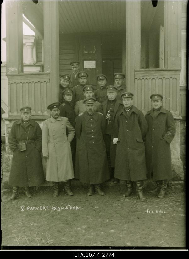 Vabadussõda. 5.Jalaväepolgu staabi ohvitserid. Vasakult: I rida - 1. polgu ajutant alamkapten Villem Liiv, 2. majandusülem alampolkovnik Johan Stahl, 3. polguülem polkovnik Siegfried Pinding, 4. polguülema abi alamkapten Jakob Munner?, sideülem alamleitnant Aleksander Männik?; II rida - 1. sapöörikomando ülem lipnik Felix Rose (Roose), 3. staabi komandant lipnik August Vassil; III rida - 1. ratsaluurajate komando ülem alamleitnant Karl Zimmermann, 2. alamleitnant Ado Timpmann (Talussaar)?.