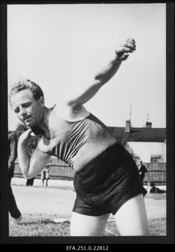 Aseri Tellisetehase kehakultuurikollektiivi esimees August Koni kuulitõukeringis.