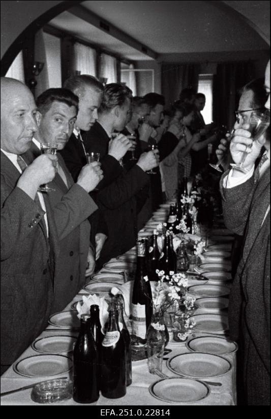 Tehnika- ja kutsekoolide õpilaste IV vabariiklikust kokkutulekust osavõtjad Eesti NSV Ülemnõukogu Presiidiumi esimehe J. Eichfeldi juures vastuvõtul.