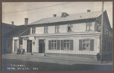 foto albumis, Viljandi, hotell Bristol, raekoja vastas, u 1915, foto J. Riet  duplicate photo